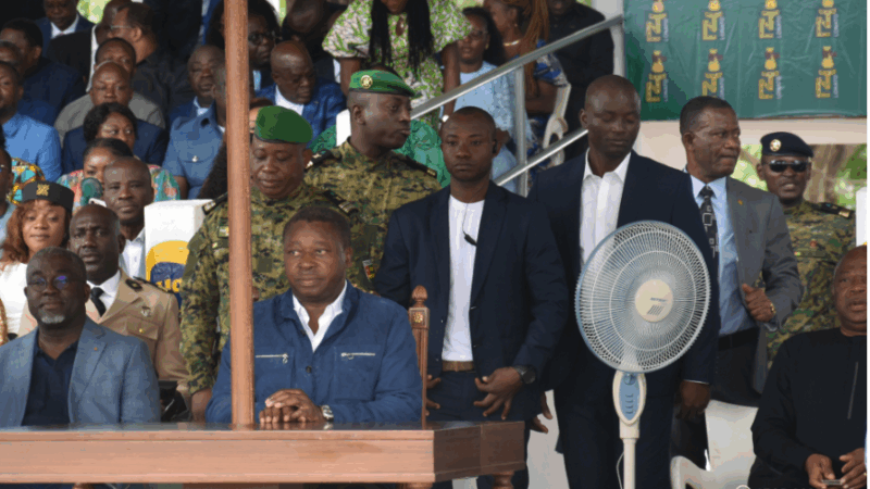 Kara, 24 juil. (karaenligne.com) – Le Président du Conseil, Faure Gnassingbé, a rehaussé de sa présence l’éclat de la grande finale des luttes traditionnelles Evala 2025 du canton de Pya, son village natal, ce jeudi 24 juillet, dans une ambiance mêlant ferveur populaire et solennité.