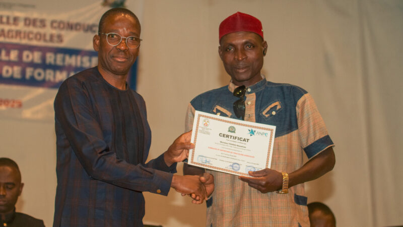 Kara : 50 jeunes formés à la conduite et à l&rsquo;entretien de tracteurs agricoles reçoivent leurs certificats