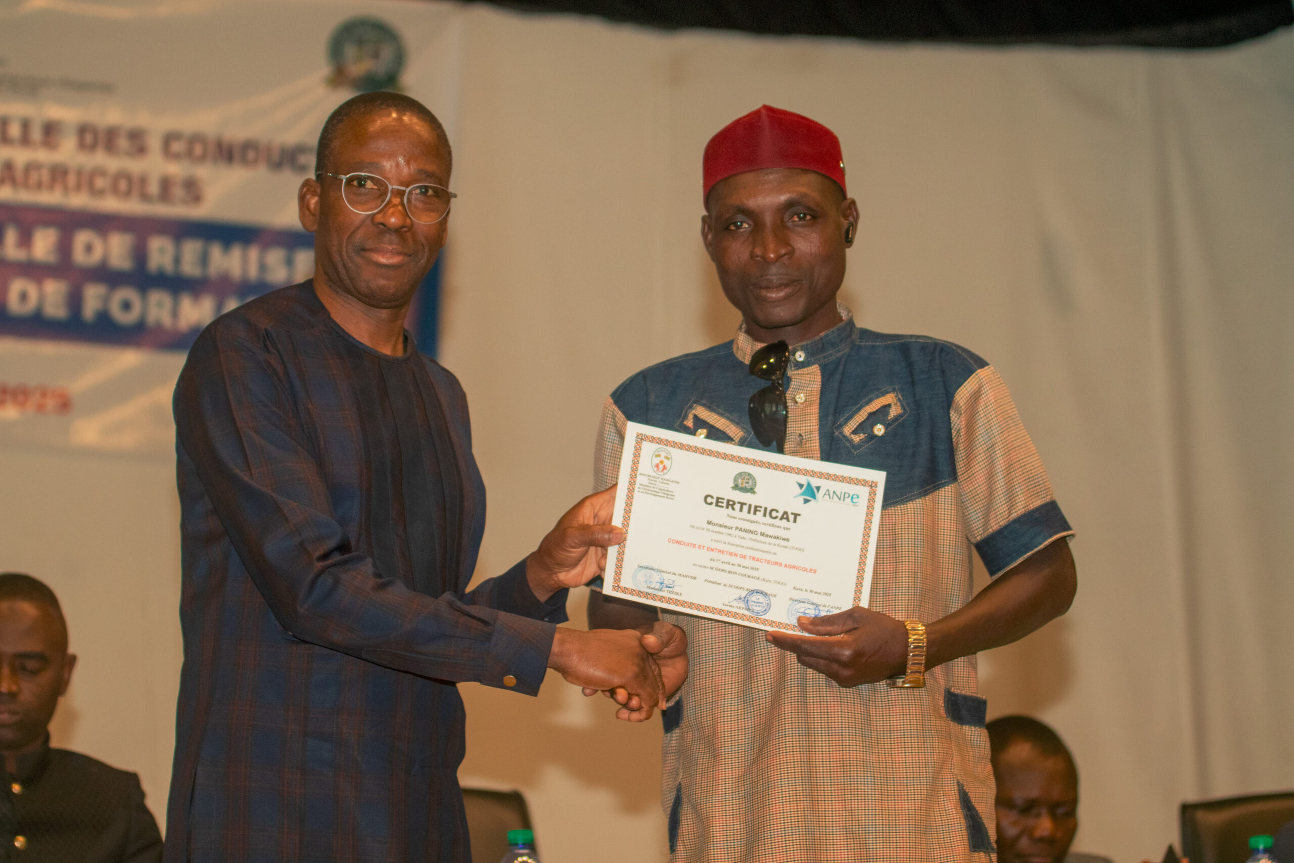 Kara : 50 jeunes formés à la conduite et à l&rsquo;entretien de tracteurs agricoles reçoivent leurs certificats